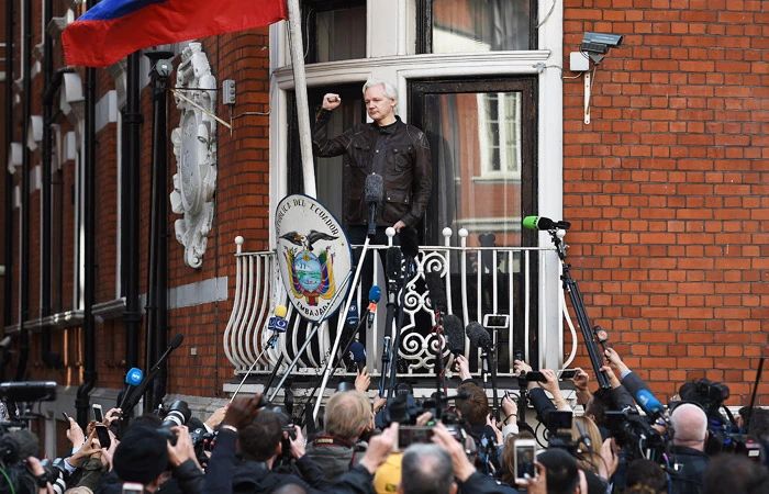 Ассанж на балконі посольства Еквадору в Великобританії